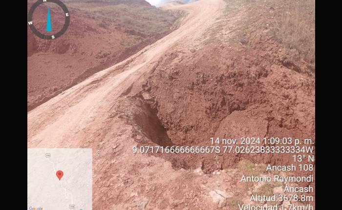 Deslizamiento restringe tránsito vehicular en vía departamental en Llamellín