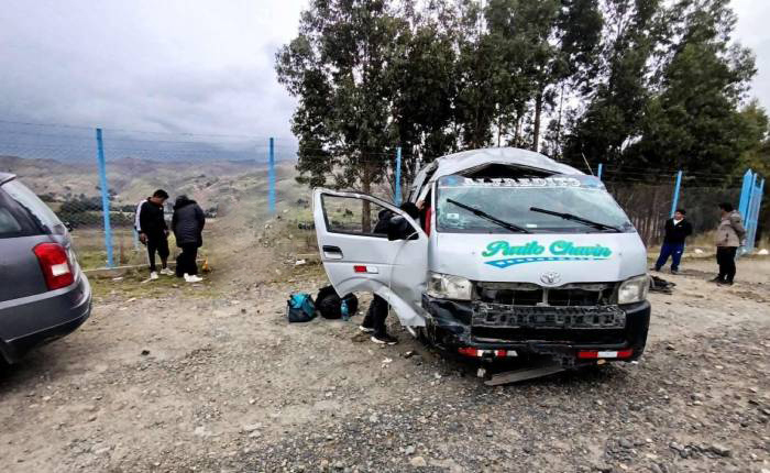 Combi vuelca en vía Cátac-Chavín dejando varios heridos, uno de gravedad
