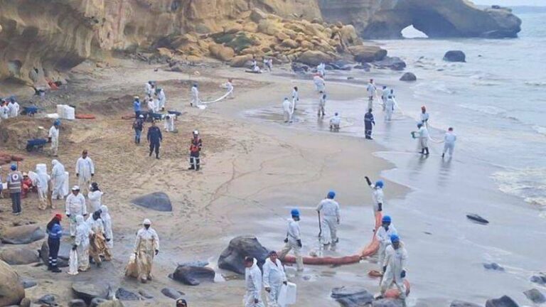fiscalia_abre_investigacion_preliminar_contra_petroperu_por_presunta_contaminacion_ambiental_tras_derrame_de_petroleo_en_playa_las_capullanas