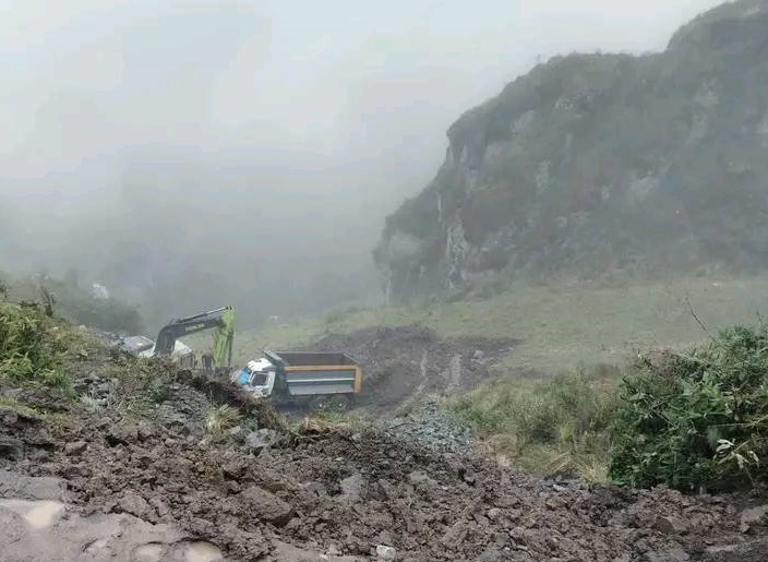 Accidente en Huachón por debilitamiento de carretera tras intensas lluvias