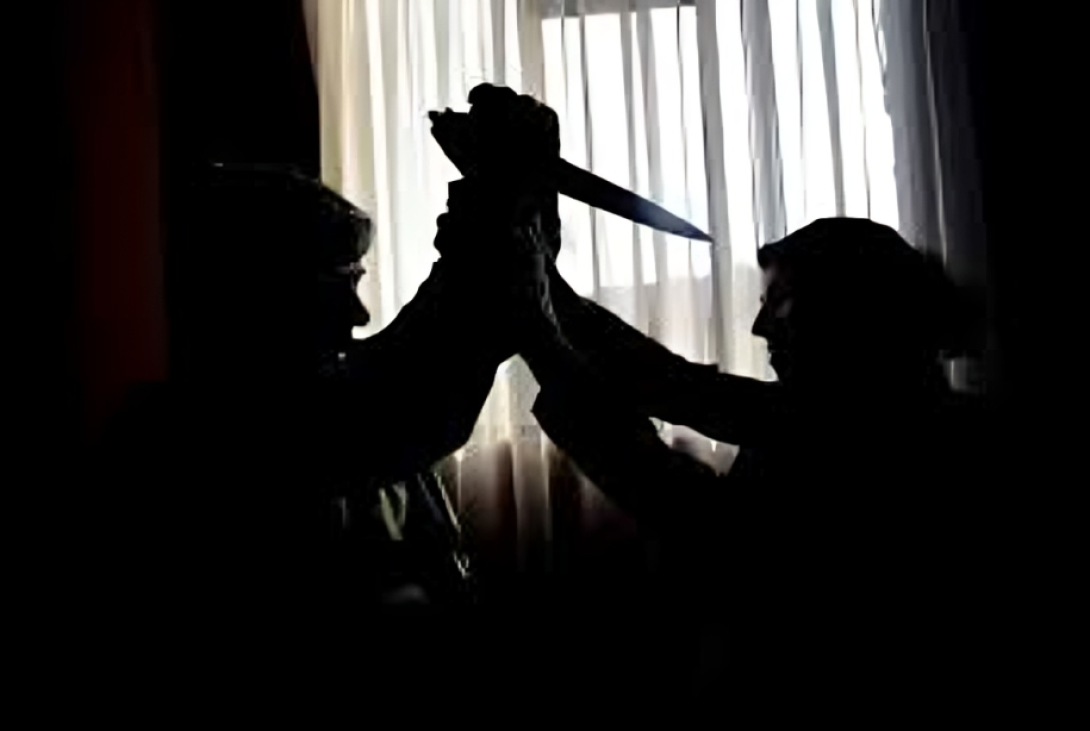 hombre-acuchillando-a-su-hijo