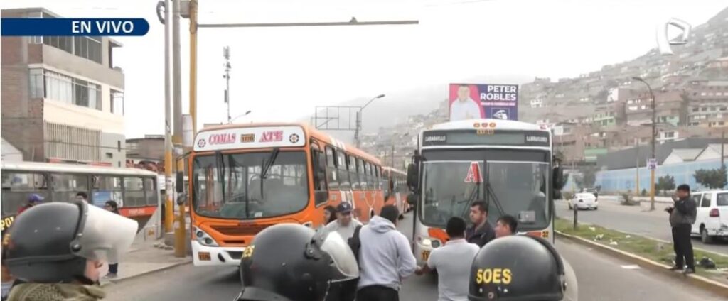 policia-bloquea-avance-de-caravana-de-transportistas-que-se-dirigia-hacia-el-rimac