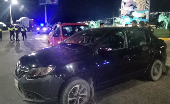 Tres pasajeros resultan heridos tras choque entre auto y camioneta