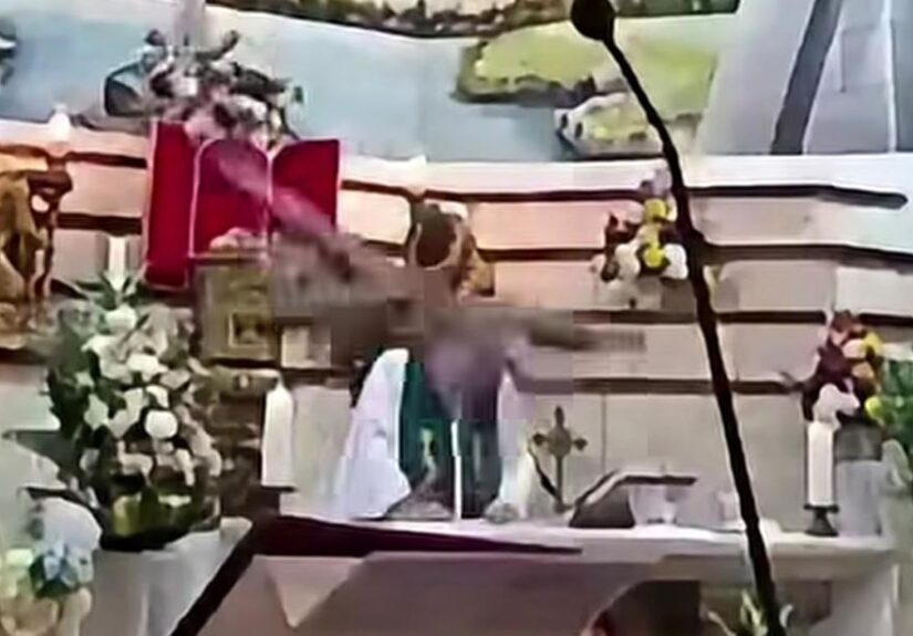 cruz-cae-a-sacerdote