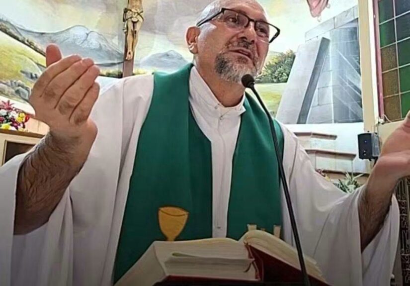 padre-falleción-en-misa